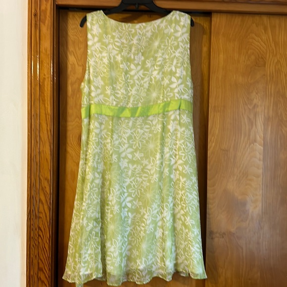 Hula Doll flowing green floral sleeveless dress, size XL, falls below the knee - Picture 2 of 6